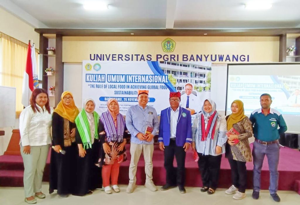 Program Studi Teknologi Hasil Pertanian (THP) Fakultas Pertanian Universitas PGRI Banyuwangi bekerja sama dengan Fakultas Teknologi Pertanian Universidade da Paz (UNPAZ), Timor Leste, menyelenggarakan Kuliah Umum Internasional dengan tema “The Role of Local Food in Achieving Global Food Sustainability.” Acara ini bertujuan untuk memperkuat wawasan mahasiswa dan akademisi tentang pentingnya potensi pangan lokal dalam mendukung ketahanan pangan global yang berkelanjutan. Dengan menghadirkan pembicara dari dua institusi unggulan di Indonesia dan Timor Leste, kuliah umum ini menjadi wadah berbagi ilmu, ide, dan strategi dalam memanfaatkan sumber daya lokal secara inovatif dan ramah lingkungan. Kegiatan ini diharapkan dapat mendorong kolaborasi internasional dalam pengembangan teknologi pangan berbasis kearifan lokal yang mampu menjawab tantangan global di sektor pangan. Mari bergabung dan bersama-sama membangun masa depan pangan dunia yang lebih baik!